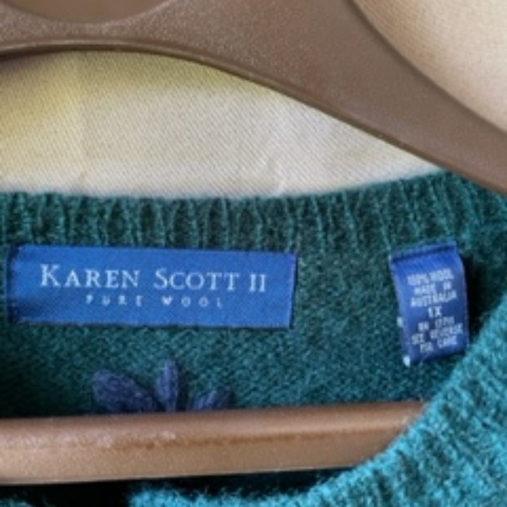 Green Floral Embroidered Button-Front Sweater - Picture 2 of 5